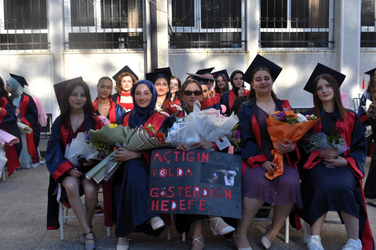 AKV Coşkulu Bir T&ouml;renle 65. D&ouml;nem Mezunlarını Uğurladı