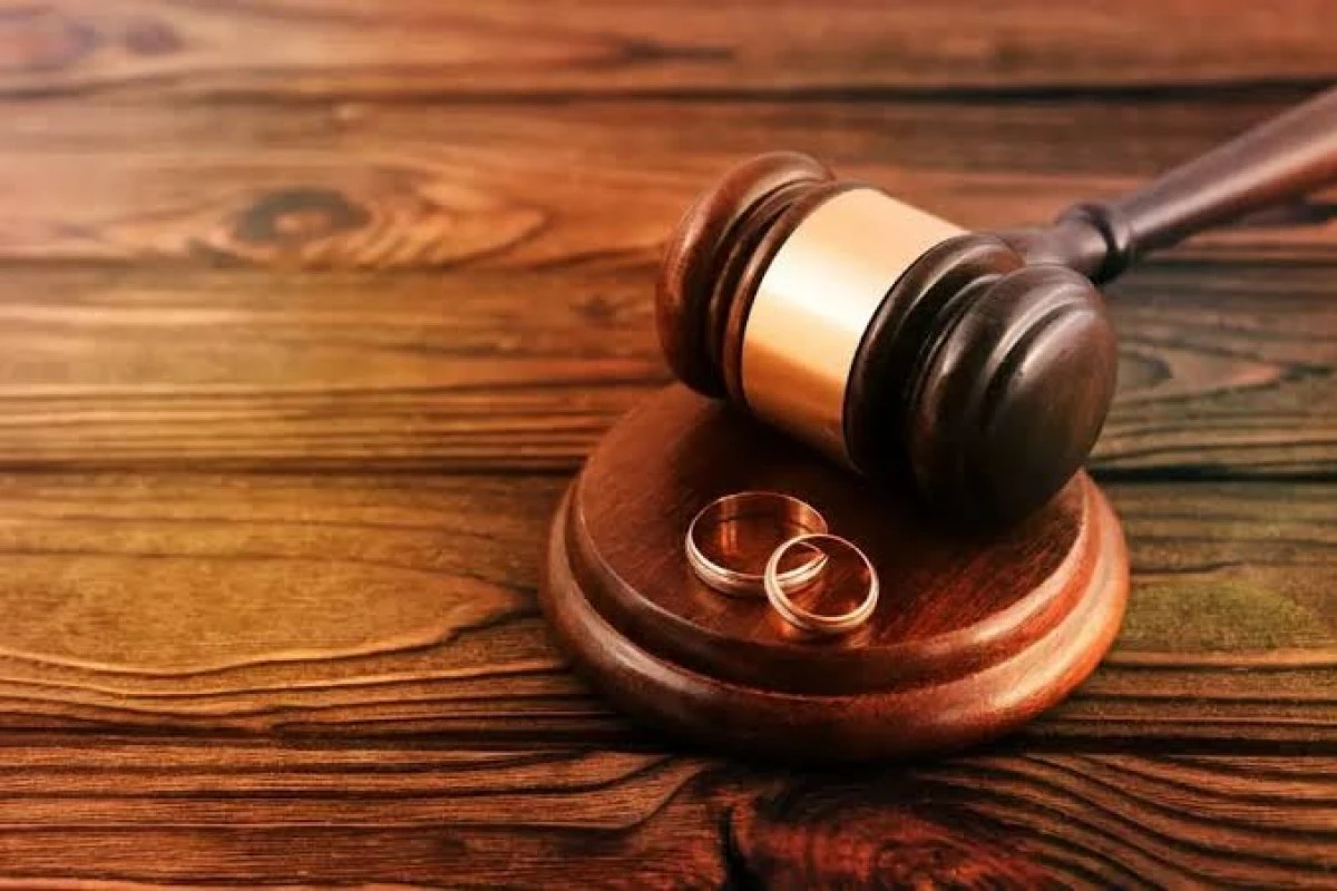 AYM'den emsal karar: Boşandığı eşiyle yaşamaya devam edenlerin maaşı kesilecek
