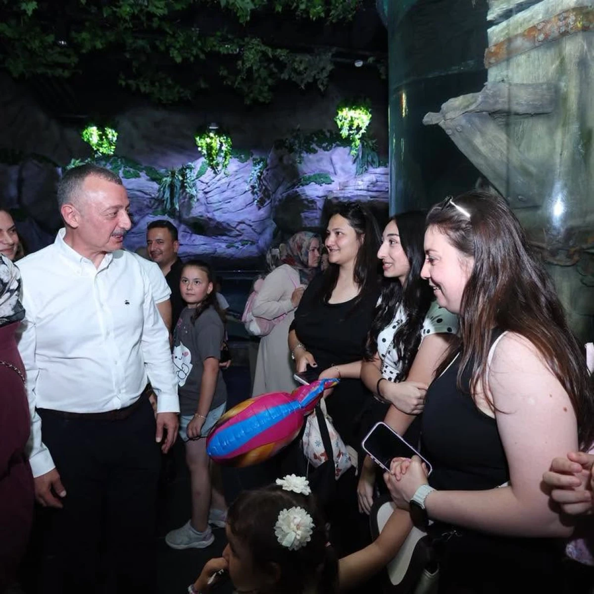 Başkan B&uuml;y&uuml;kakın, karne alan &ouml;ğrencilerin mutluluğunu paylaştı
