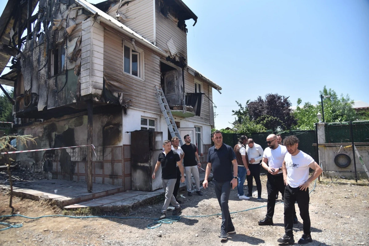 Başkan &Ouml;zl&uuml;'den Evi Yanan Aileye Ge&ccedil;miş Olsun Ziyareti