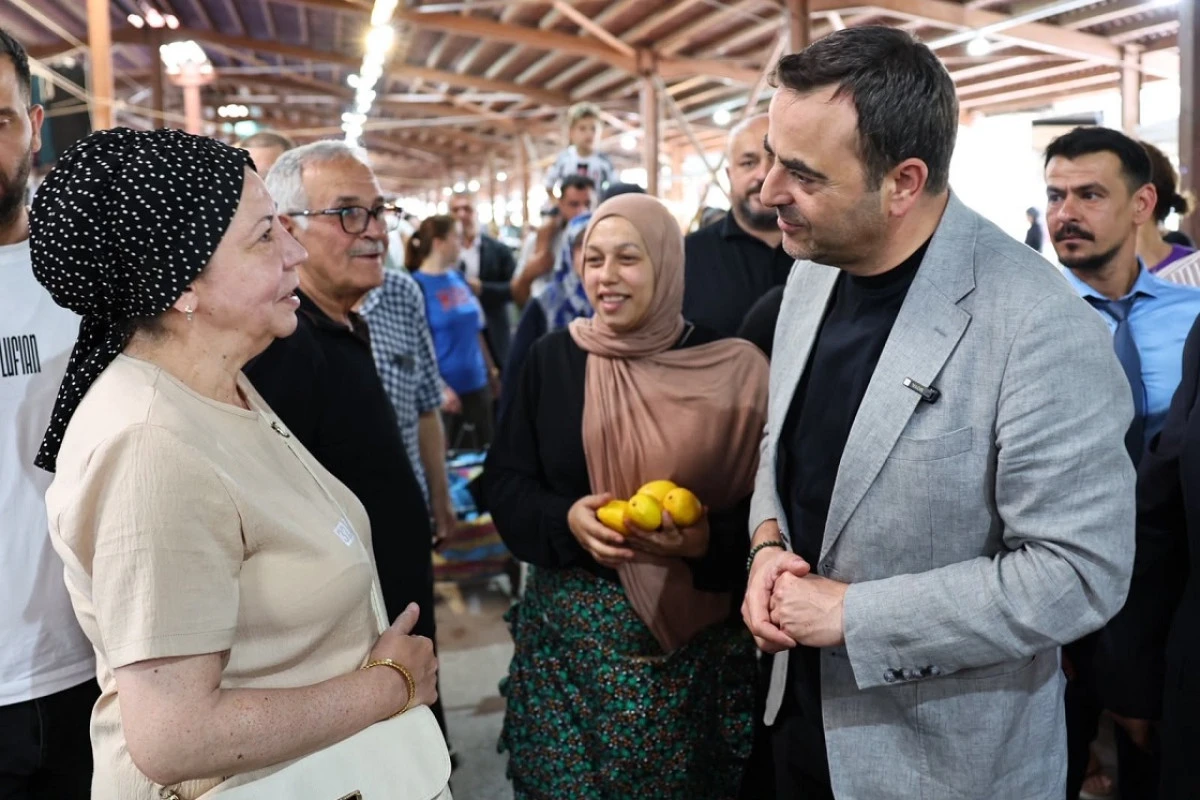 Başkan &Ouml;zl&uuml;'den Pazar Esnafına ve Vatandaşa Aşure İkramı