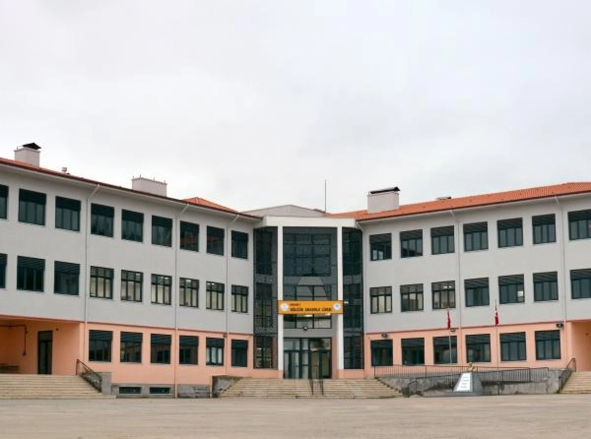 G&ouml;lc&uuml;k Anadolu Liseleri &Ouml;ğrencilerin Tercihinde İlk Sıralarda Yer Alıyor