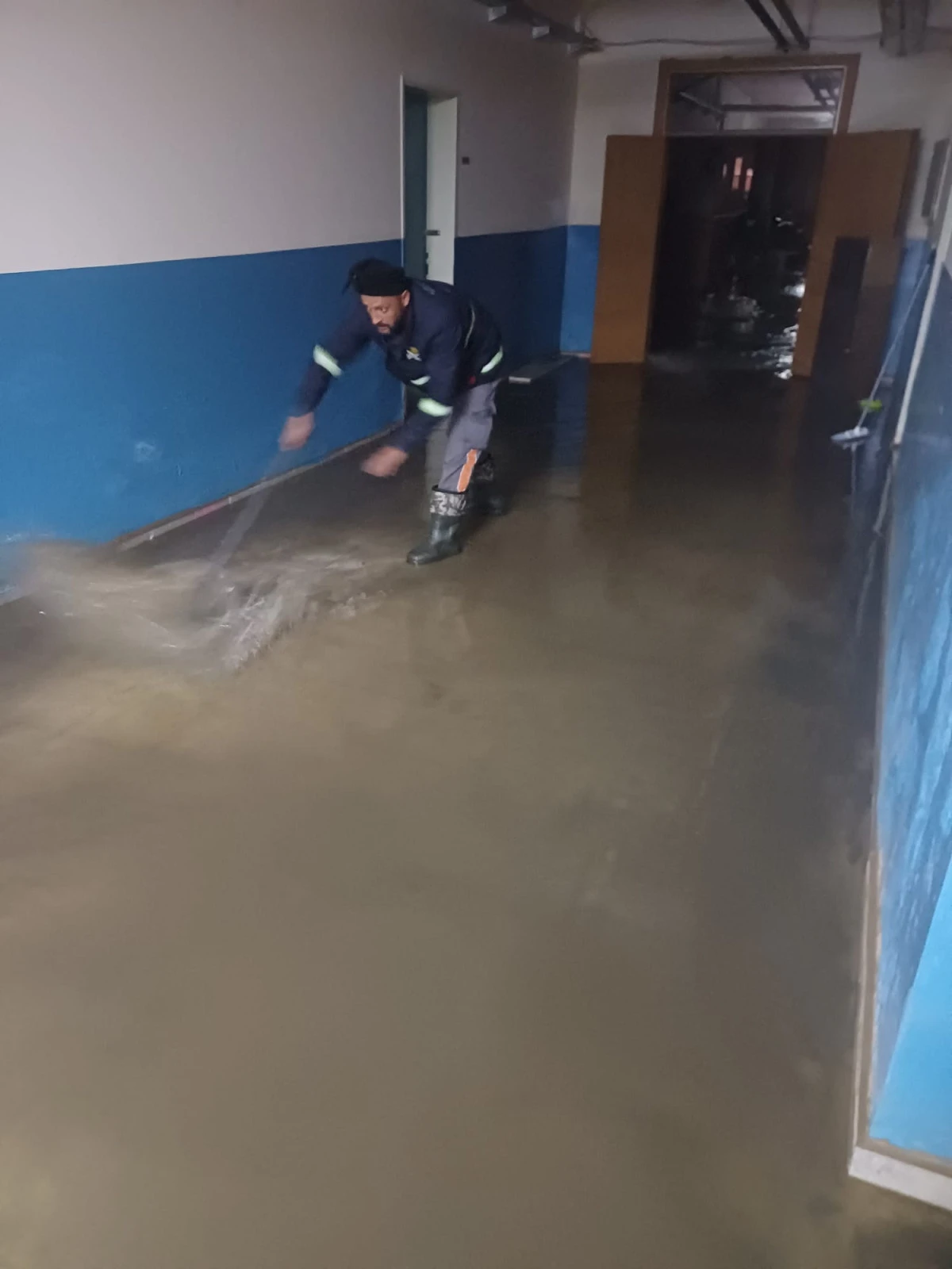 G&Ouml;LC&Uuml;K BELEDİYESİ SELE KARŞI D&Ouml;RT KOLDAN SEFERBER OLDU