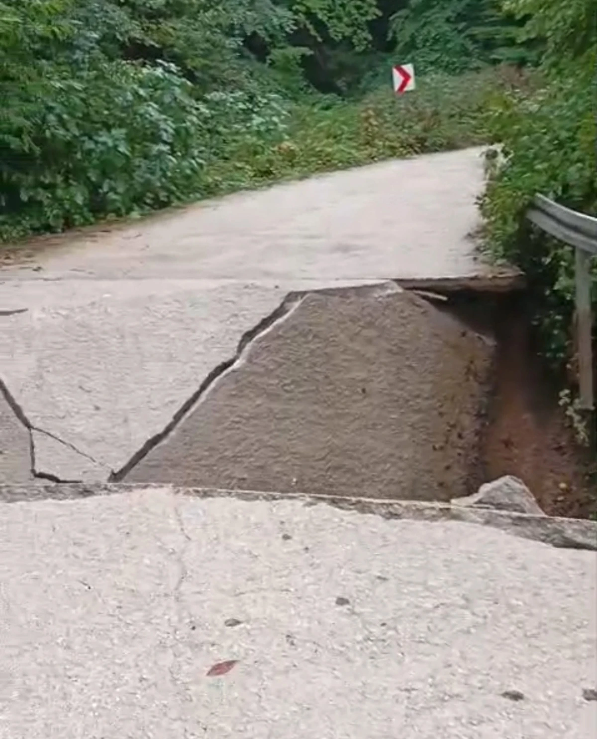 G&ouml;lc&uuml;k&rsquo;te &ccedil;&ouml;p kamyonu ge&ccedil;ti, saniyeler sonra yol &ccedil;&ouml;kt&uuml;!