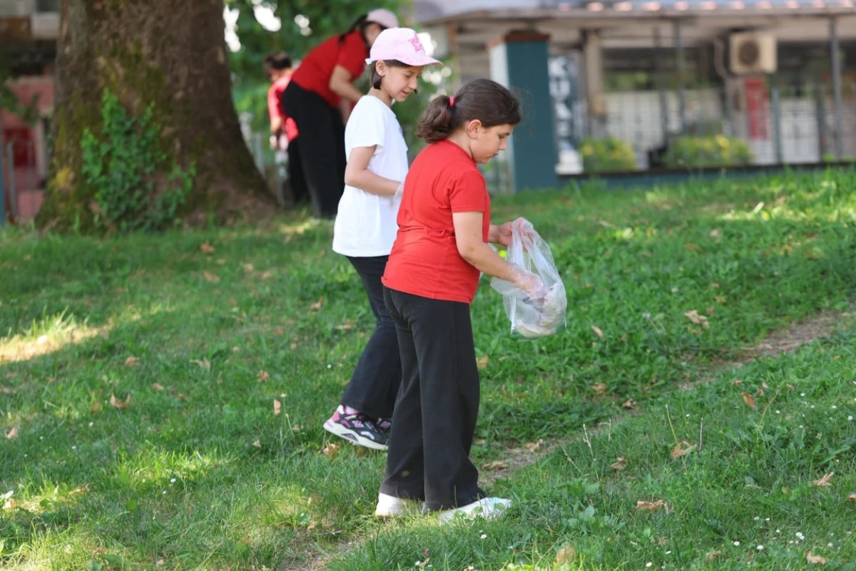 &Ouml;ğrencilerinden Mıntıka Temizliği