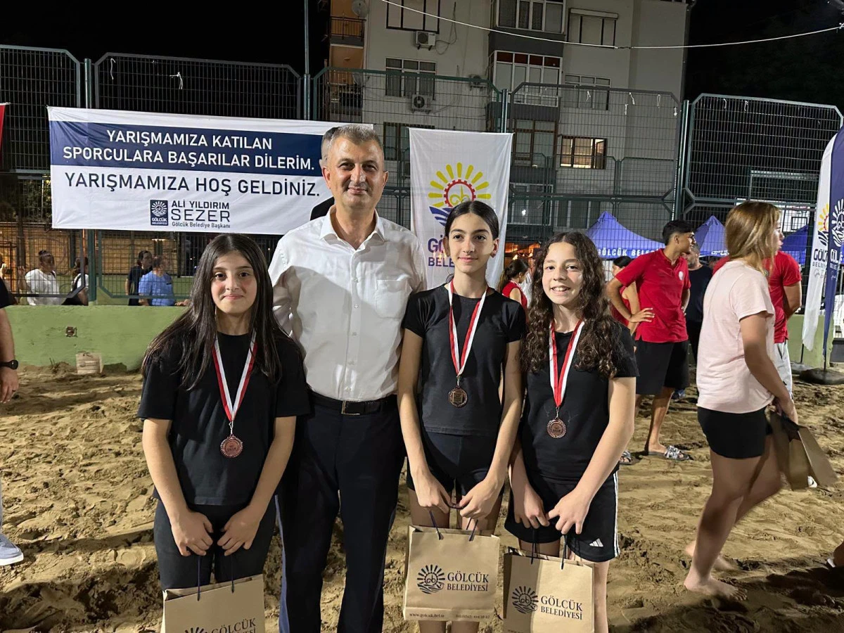 Plaj Voleybolunda Minik Sporculardan B&uuml;y&uuml;k M&uuml;cadele