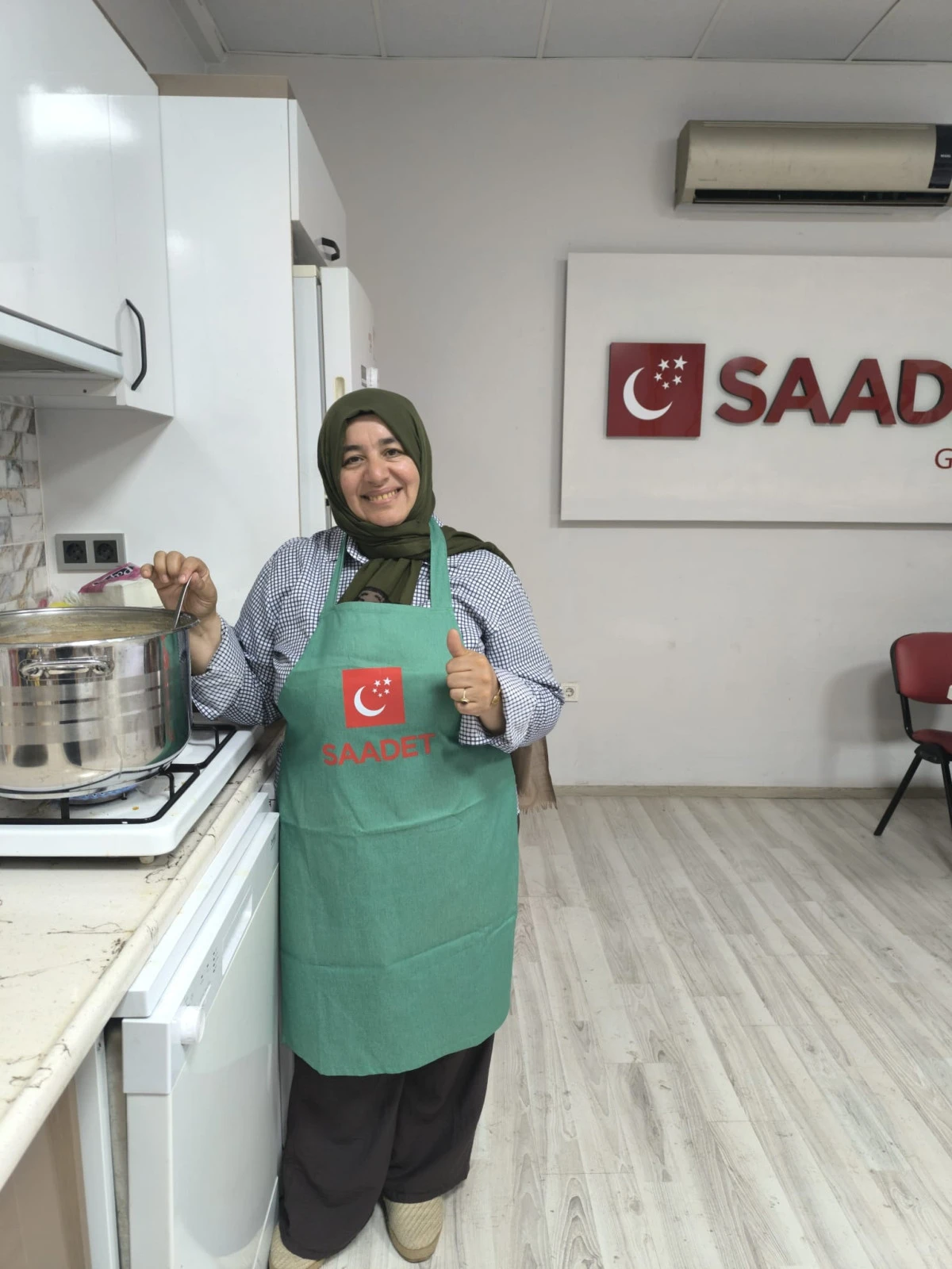 Saadet Partisi G&ouml;lc&uuml;k Kadın Kolları'ndan Aşure G&uuml;n&uuml;'nde Esnafa ve Vatandaşlara İkram
